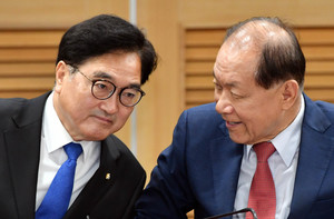 대화하는 <b>우원식</b> <b>국회의장</b>과<b>황우여</b> 국민의힘 비대위원장