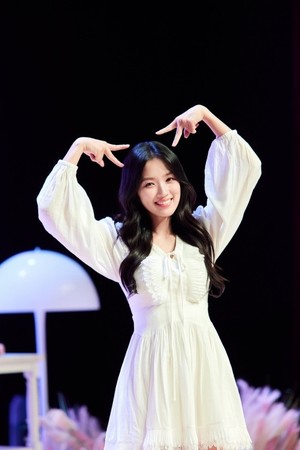 <b>김혜윤</b>, 서울 <b>팬미팅</b> 성료...이정재·<b>정우성</b>도 응원