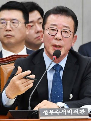 답변하는 <b>홍철호 정무수석</b>