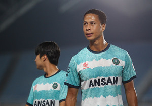 안산그리너스FC, '베테랑 스트라이커' <b>강수일</b>과 <b>재계약</b> 체결