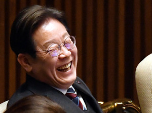 웃는 이재명 < 포토뉴스 < 포토 < 기사본문 - 국제뉴스