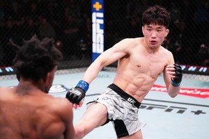 <b>이창호</b>, <b>UFC 데뷔전</b>서 2R TKO 완승..."더 열심히 해서 코리안 머신 될 것...