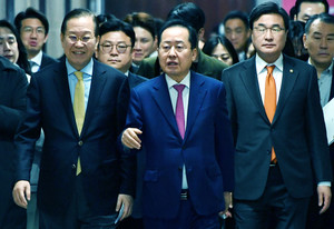 <b>면담</b>위해 이동하는 <b>권영세</b>-<b>홍준표</b>