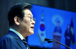 [속보] <b>이재명</b>, <b>소상공인 지원 정책</b> 발표…"불법 계엄 피해 보상"
