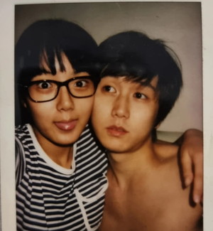 강은비, 변준필과의 17년 변치 않은 애틋한 추억 공개! '집콕' 연애 시절 사진 화제