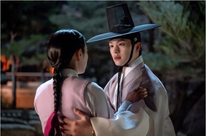 '<b>귀궁</b>' 육성재김지연, <b>로맨스</b> 제대로 불 붙었다...입맞춤 1초전