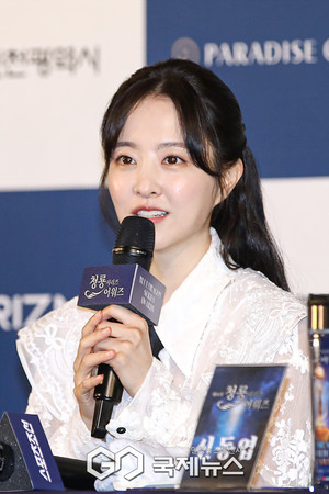 [GJ포토] 인사말 하는 배우 <b>박보영</b>(<b>청룡시리즈어워즈</b> 핸드프린팅)