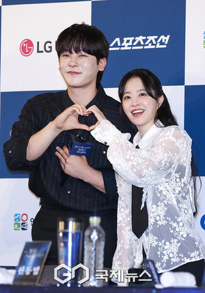 [GJ포토] 배우 이정하, '<b>박보영</b> 누나와 소원 성취'(<b>청룡시리즈어워즈</b>...