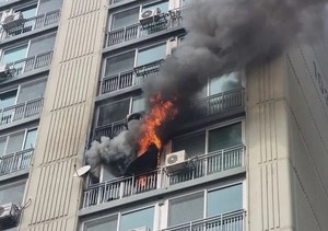 [속보] <b>남양주</b> 화도읍 <b>아파트</b> 주차장서 <b>화재</b>...다량 연기 '확산'