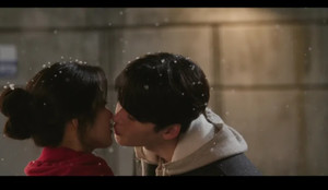 '<b>서초동</b>' <b>이종석</b>·<b>문가영</b>, 흰눈 아래 로맨틱 키스...최고 시청률 6.6%