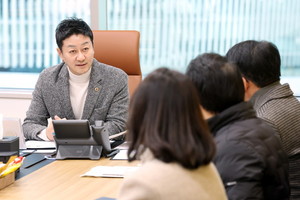'김동연 저격' 강득구 만난 도의장 "道<b>복지예산</b> 현장 목소리 반영...끝까...