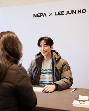 배우 <b>이준호</b>, <b>네파 팬사인회</b> 참석…'팬들과 따뜻한 만남'