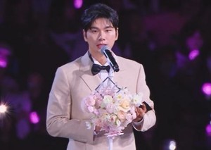 이이경, AAA 2025 수상 소감에 유재석 언급 없는 이유