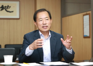 류한국 서구청장, 지역·산업 맞춤형 일자리 창출 지원사업 '최우수' 등... - 뉴스 썸네일 이미지