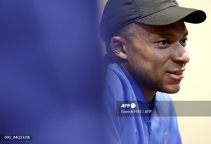 기자회견 중인 킬리안 음바페