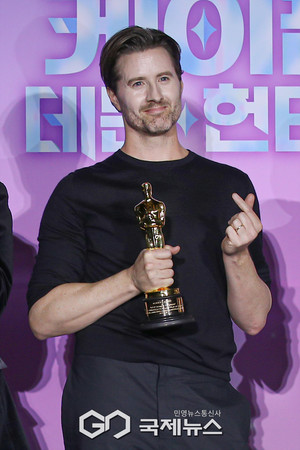 [GJ포토] 크리스 애플한스 감독, '한국 사랑해요'('케데헌' 케이팝 데몬... - 뉴스 썸네일 이미지