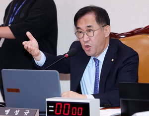 맹성규 국토교통위원장 회의 주재 모습