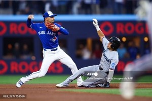 [<b>마이애미</b> 토론토] 1루로 송구하는 히메네즈