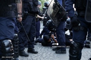 PSG 챔스 승리, <b>파리</b>서 충돌···수백명 체포