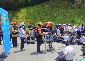 <b>한화</b>에어로스페이스 사망 사고에 <b>한화 이글스</b>도 응원단 없이 <b>근조 리본</b>...