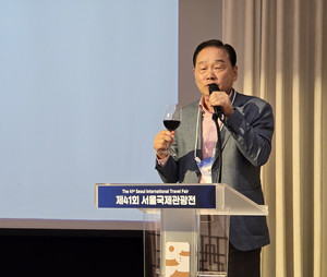 [WTIC2026] VIP 환영 리셉션 건배사하는 길기연 서울관광재단 대표 - 뉴스 썸네일 이미지