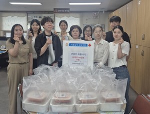 [포토]공주시자원봉사센터, 초복 맞아 취약계층 40가구에 삼계탕 전달 - 뉴스 썸네일 이미지