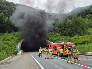 강원도 영동고속도로 <b>대관령</b> 4<b>터널</b>서 차량 4대 <b>사고</b> 후 화재 발생