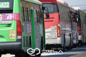 <b>광명역 버스</b> 인도로 <b>돌진</b>해 기둥 충돌…운전기사 "급발진 주장"