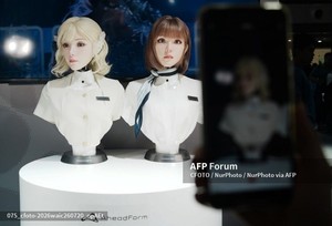 2026 세계 인공지능 컨퍼런스 상하이서 개막…관객들 로봇 촬영 열기