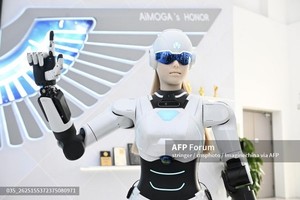 안후이 전시장, 휴머노이드 로봇 안내… AI 기술 산업 적용 현장