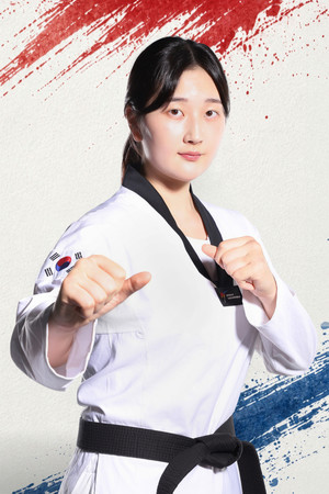 [속보] <b>송다빈</b>, <b>AG 태권도</b> 여자 +67kg급 <b>금메달</b>