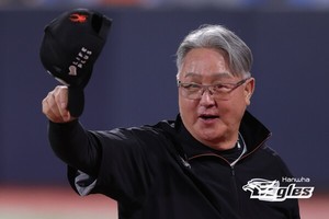 [속보] <b>김경문 한화 감독</b>, 지휘봉 내려놓는다...후임 <b>감독</b>