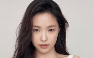 배우 <b>손나은</b>, 17일 안타까운 <b>모친상</b>… 동생 손새은과 슬픔 속 빈소 지켜