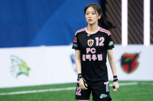 "도합 2천만 팔로워"… 먹방 크리에이터 <b>먹스나</b>, '<b>골때녀</b>' 스파이더 <b>합류</b>