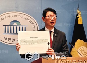 '김혜경 여사 골프 의혹' 정면충돌… "언론 입틀막" vs "사이버 렉카냐...
